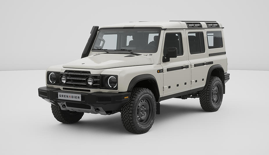 Pojazd Ineos Grenadier TRIALMASTER EDITION w kolorze piaskowym, solidne opony terenowe, przód z okrągłymi reflektorami.